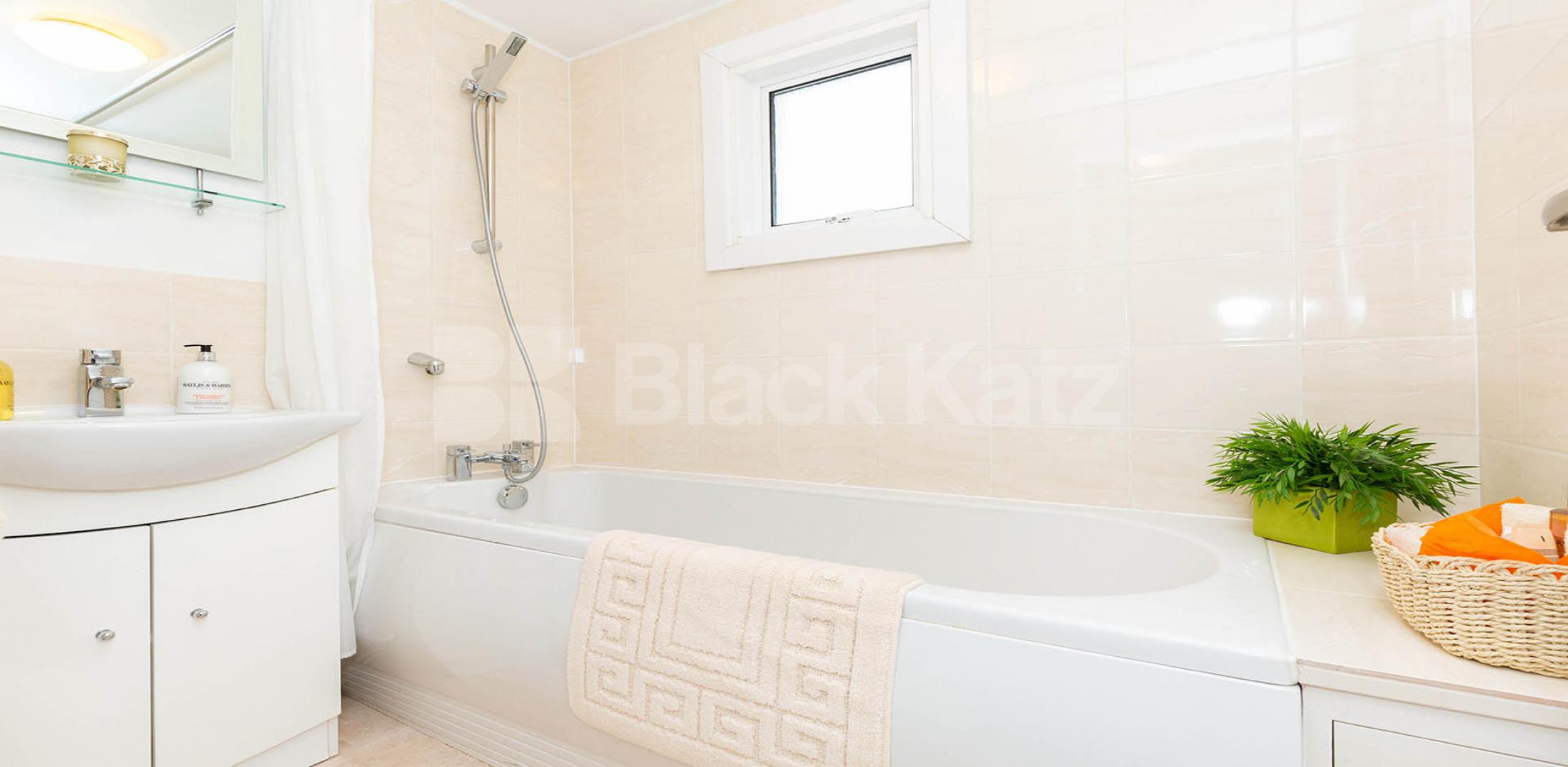 			4 Bedroom, 1 bath, 1 reception House			 Herrick Road, HIGHBURY N5